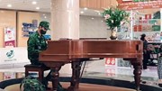 Khoảnh khắc anh bộ đội đánh piano trong bệnh viện gây sốt cư dân mạng
