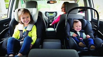 Cấm trẻ em ngồi ghế trước ô tô, lắp ghế an toàn bảo vệ thế hệ tương lai