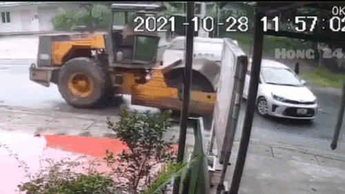 Xe lu 'lừ lừ' 2 lần đâm vào ô tô con đang quay đầu