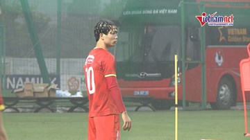 Cận cảnh mái tóc lạ đời, phong cách rapper của Công Phượng