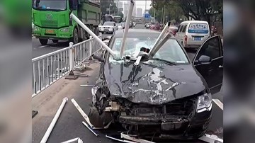 Thanh thép đâm xuyên ôtô sau khi tài xế ngủ gật lao vào giải phân cách
