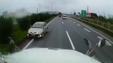 Xe con đi ngược chiều trên cao tốc khiến nhiều container phải tránh