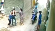 Hai người phụ nữ ‘tóm sống’ tên trộm đang bẻ khóa xe máy