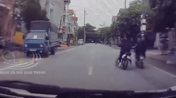 Tài xế ô tô phanh ‘cháy lốp’ tránh thanh niên ngã trước đầu xe