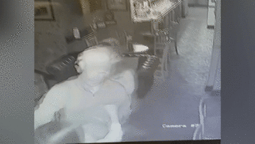 Nửa đêm, cô gái nhậu say tấn công chủ quán vì ‘dám từ chối phục vụ’