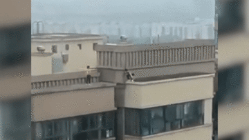 Trẻ em nhảy qua lại trên nóc hai tòa nhà 27 tầng