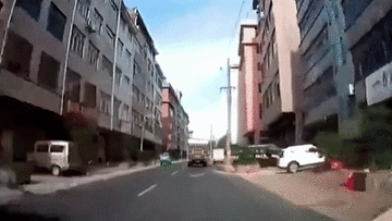 Bồn nước rơi từ tòa nhà cao tầng xuống đất, suýt đè bẹp xe trên đường