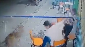 Chàng trai tát bạn gái giữa quán nước và cái kết 'hết hồn' ngay sau đó