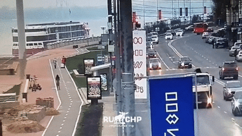 Xe buýt mất lái lao tốc độ cao lên vỉa hè, suýt đâm trúng người đi bộ