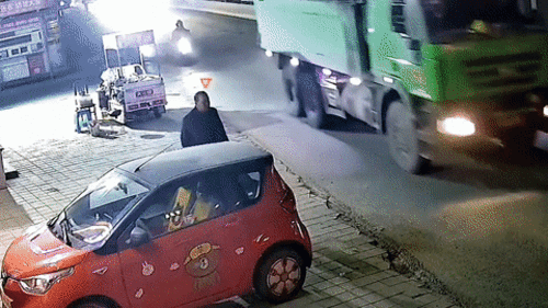 Khoảnh khắc lốp xe tải phát nổ ngay cạnh người đi bộ