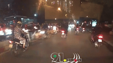 Người phụ nữ ngã ngay trước đầu xe ô tô do va với xe máy đi ngược chiều