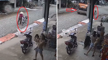 Xe máy xúc chạy như bay trên đường húc văng cụ già