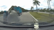 ‘Vật thể lạ’ rơi từ xe tải khiến người đi xe máy gặp nguy hiểm