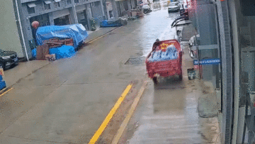 Tài xế vừa rời đi, chiếc xe ba gác bất ngờ ‘tăng ga bỏ chạy’