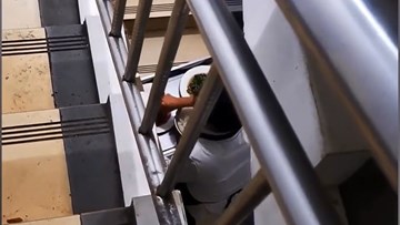 Bắt gặp nhân viên ăn vụng đồ ăn của mình, cô gái đã có phản ứng bất ngờ