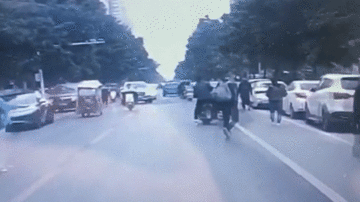 Xem trộm lấy smartphone của người đang đi xe máy chóng vánh