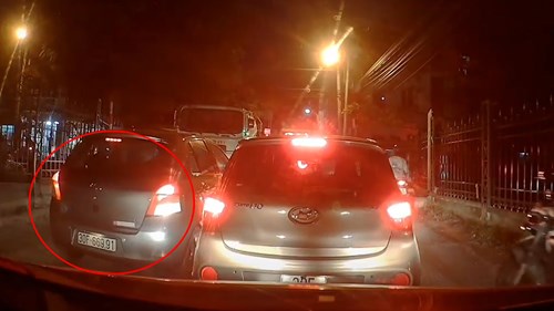 Lấn làn ngược chiều khi qua cầu hẹp, xe con bị xe bồn ép lùi trở lại