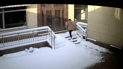 Những mảng tuyết lớn bất ngờ rơi từ mái nhà, cô gái ‘cắm đầu’ bỏ chạy