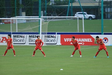 Công Phượng tích cực 'buôn chuyện', giúp 'người hùng U23' hòa nhập tuyển VN