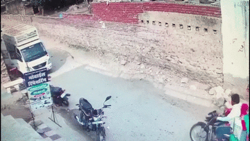 Bị xe máy kéo cuốn vào gầm, cả gia đình thoát nạn thần kỳ