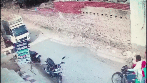 Bị xe máy kéo cuốn vào gầm, cả gia đình thoát nạn thần kỳ