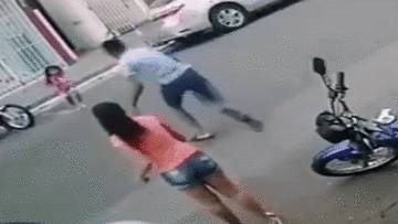 Người đàn ông phản ứng siêu nhanh, cứu mạng bé gái trước đầu ô tô