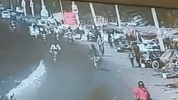 Khoảnh khắc xe điên đâm bay hàng loạt phương tiện và ngươi đi đường
