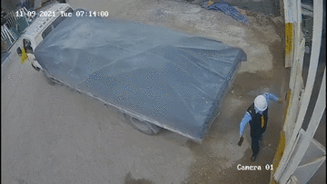 Pha lùi xe khó hiểu của tài xế khiến nam bảo vệ suýt gặp nạn