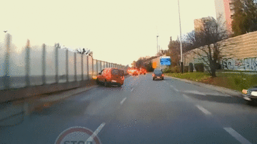 Tông vào rào chắn cầu vượt, xe Van bị lật tóe lửa trên đường