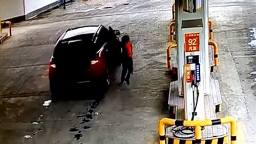 Tài xế 'bẩn tính' cố tình quỵt tiền xăng, kéo ngã nữ nhân viên khi bỏ chạy