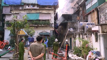 Cháy lớn lan sang 10 hộ dân ở khu tập thể Thành Công