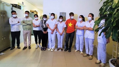 Phát hiện nhóm test nhanh Covid-19 trái phép tại sân Mỹ Đình
