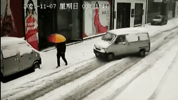 Người đi bộ may mắn thoát nạn khi xe van mất lái trên đường tuyết