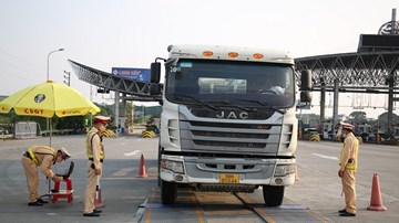 Doanh nghiệp có xe quá tải phải ký cam kết không tái phạm ngay trên đường
