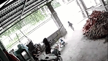 Khoảnh khắc mẹ kịp giữ bé trai bất ngờ lao ra đường khi xe ben tới
