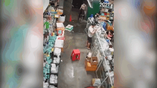 Mất kiểm soát, người phụ nữ ‘bay’ cùng xe SH vào giữa tiệm tạp hóa