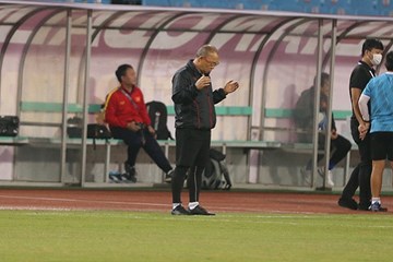 Thầy Park 'làm phép'; quyết từ chối phóng viên nước ngoài ghi hình buổi tập