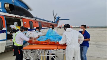 Trực thăng ra Trường Sa đón bệnh nhân nặng về đất liền điều trị