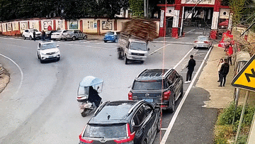 Chở hàng cồng kềnh, xe tải lật nhào tại khúc cua