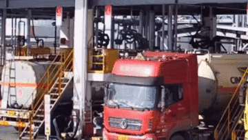 Xe bồn chở dầu phát nổ, bốc cháy ngùn ngụt làm 2 người bị thương
