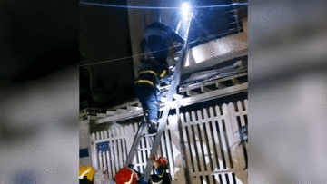 Cảnh sát vượt tường lửa cứu người kẹt trong căn nhà 3 tầng cháy ở TP.HCM