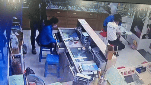 Nam thanh niên rút dao kề cổ nhân viên thu ngân cướp hơn 51 triệu đồng