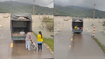 Hành động ấm lòng: Tài xế giúp bé gái đi xe đạp vượt qua dòng nước lũ