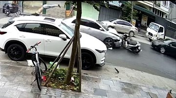 Khoảnh khắc xe con tông bay 1 xe máy, 2 xe đạp điện, tài xế rời xe bỏ đi
