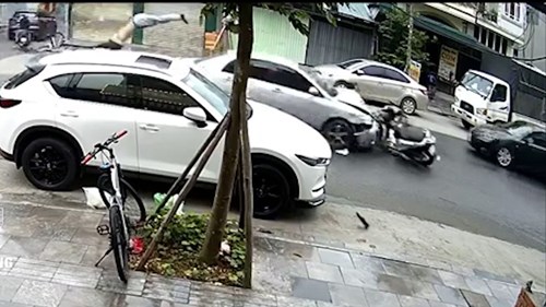 Khoảnh khắc xe con tông bay 1 xe máy, 2 xe đạp điện, tài xế rời xe bỏ đi