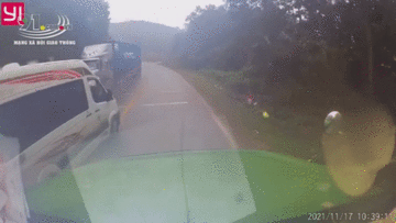 Lấn làn vượt ẩu, xe limousine bị container tông văng vào lề đường