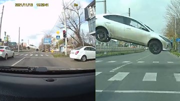 Khoảnh khắc ôtô bay vọt qua ngã tư