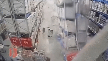 Kệ hàng đựng hàng nghìn chai rượu đổ sập, nam công nhân may mắn thoát chết