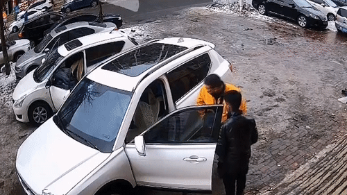 Tảng băng rơi từ tầng 15 đập vỡ kính ô tô, 2 người may mắn thoát nạn