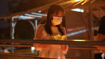 Hàng nghìn hoa đăng tưởng nhớ hơn 23.000 người mất vì Covid-19